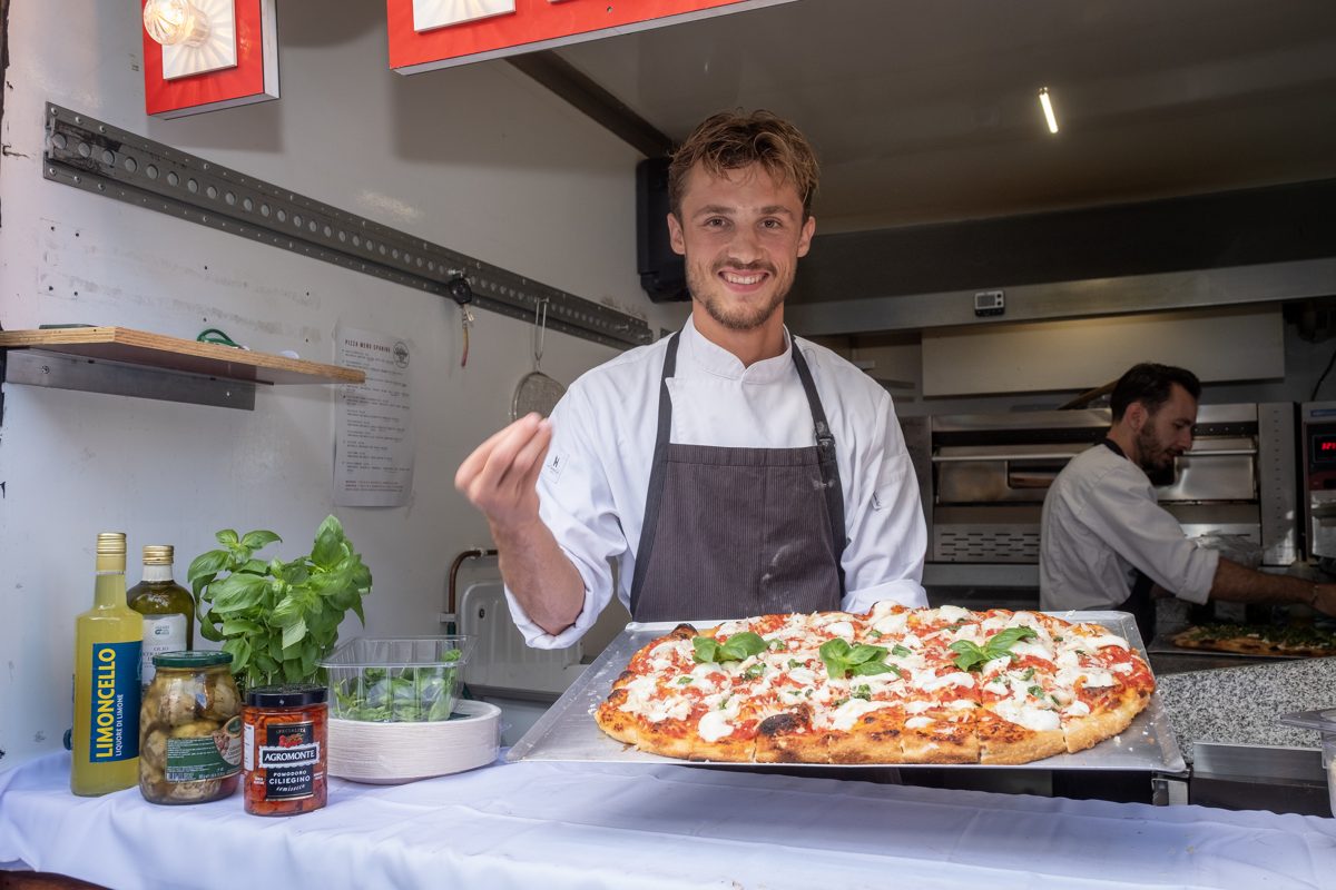 Han bij de pizzabus met verse pizza