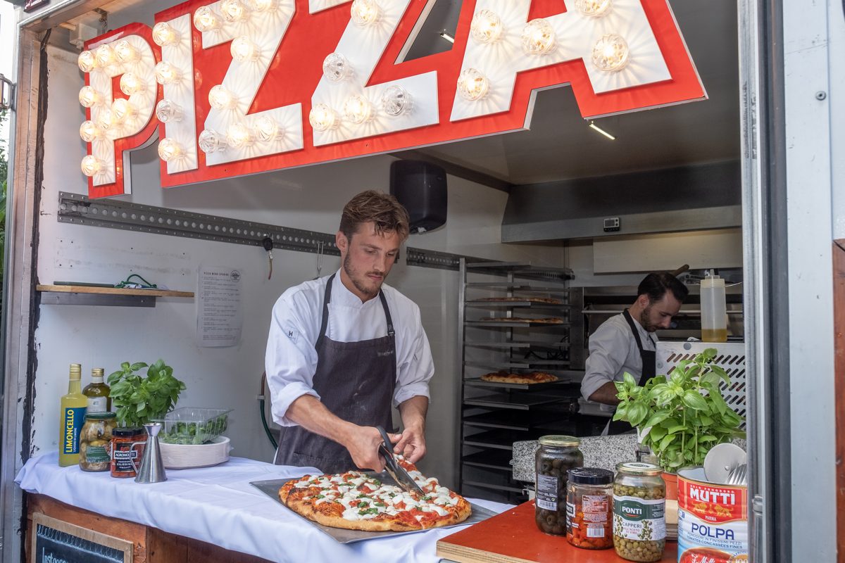 Pizza vers bereiden bij de pizzabus