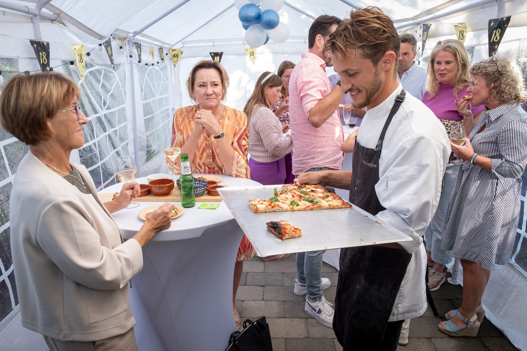 Verse pizza geserveerd op een feest met de pizzabus